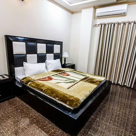 Midway Hotel & Restaurant Sadiqabad Exteriér fotografie