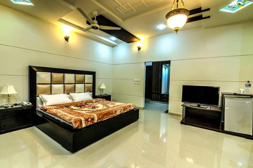 Midway Hotel & Restaurant Sadiqabad Exteriér fotografie
