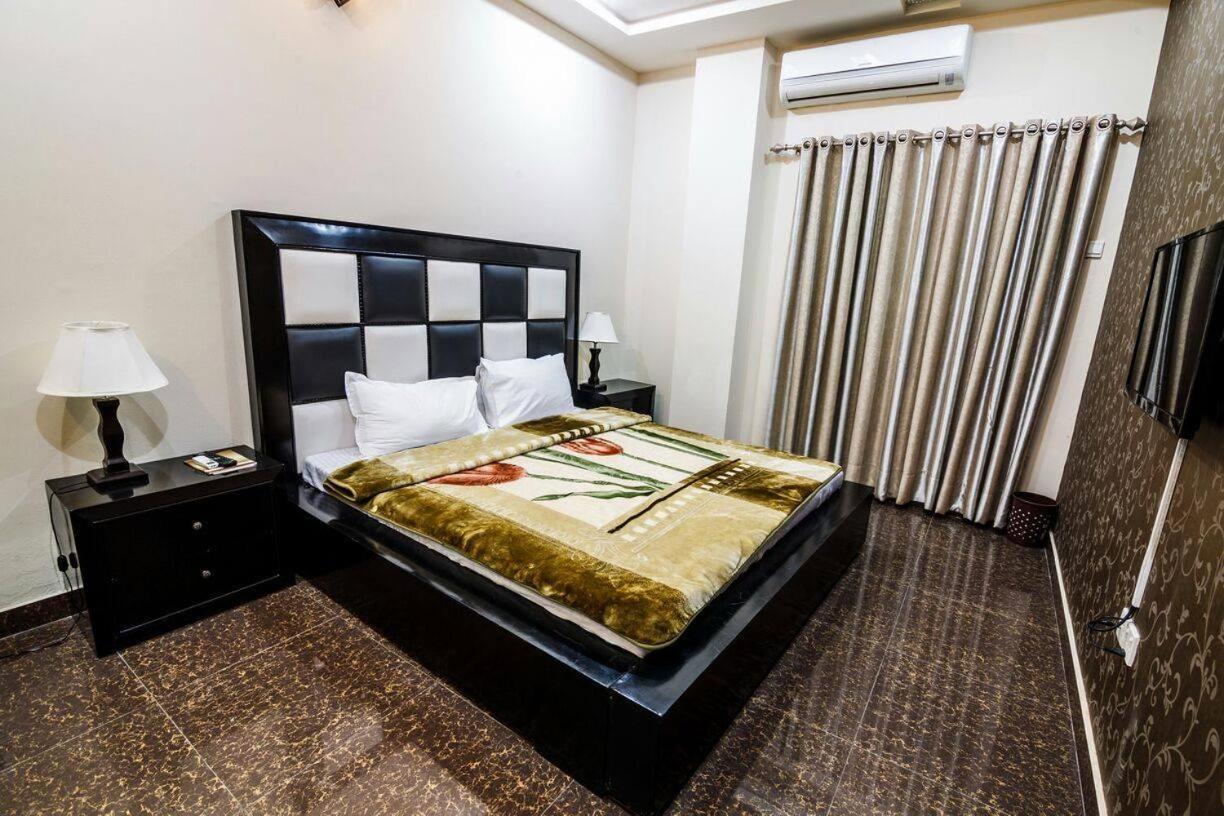 Midway Hotel & Restaurant Sadiqabad Exteriér fotografie