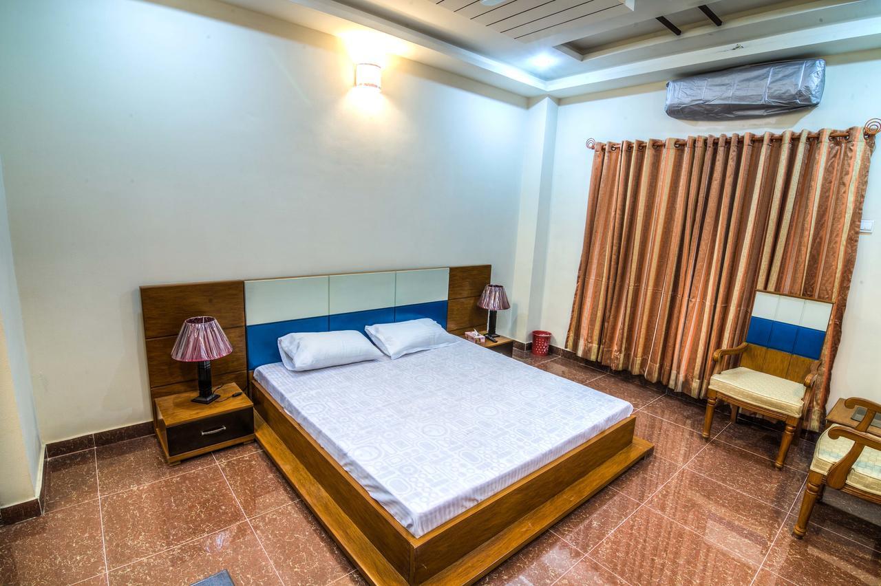 Midway Hotel & Restaurant Sadiqabad Exteriér fotografie