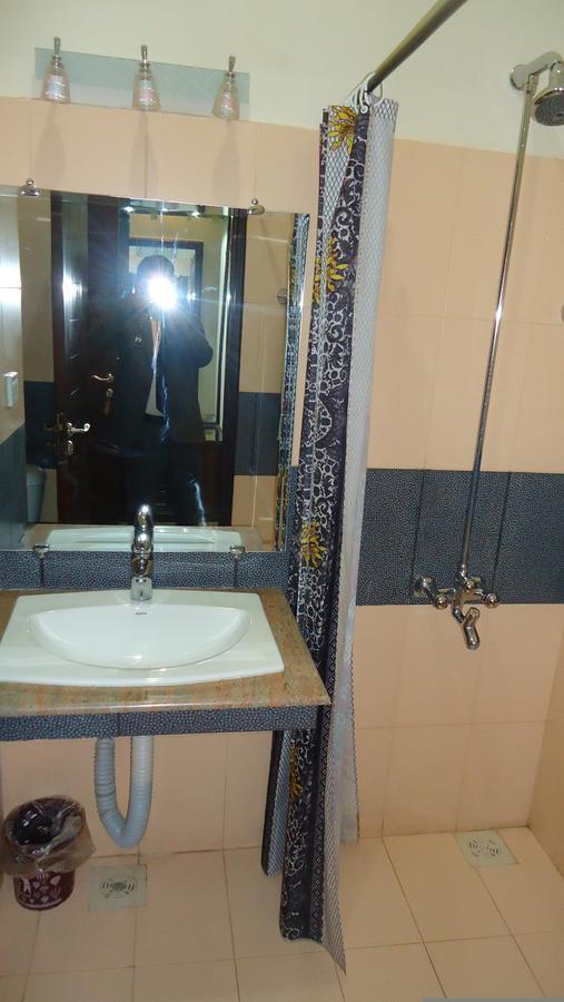 Midway Hotel & Restaurant Sadiqabad Exteriér fotografie