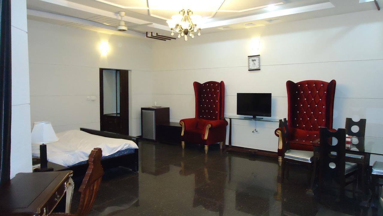 Midway Hotel & Restaurant Sadiqabad Exteriér fotografie