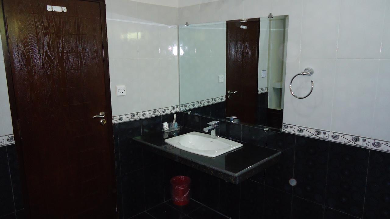 Midway Hotel & Restaurant Sadiqabad Exteriér fotografie