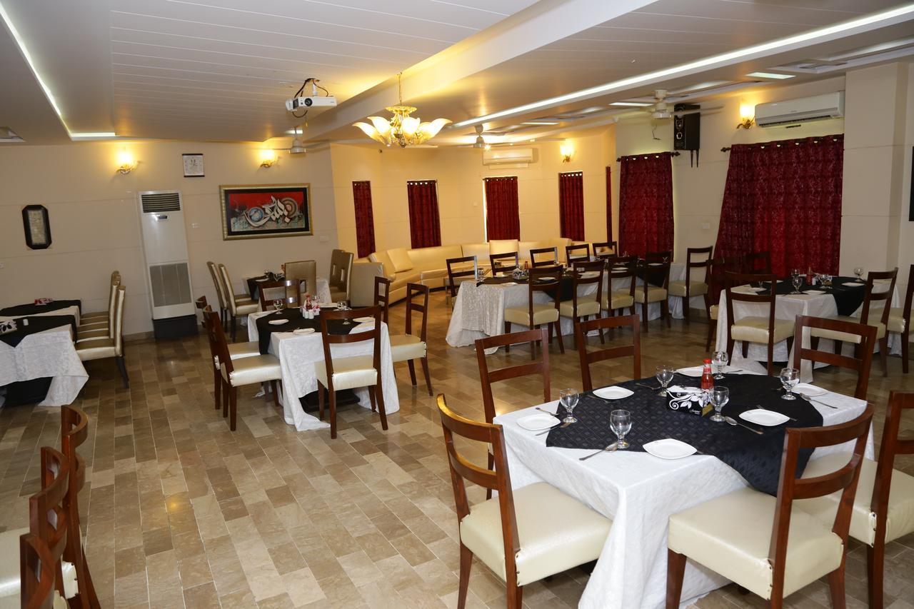 Midway Hotel & Restaurant Sadiqabad Exteriér fotografie
