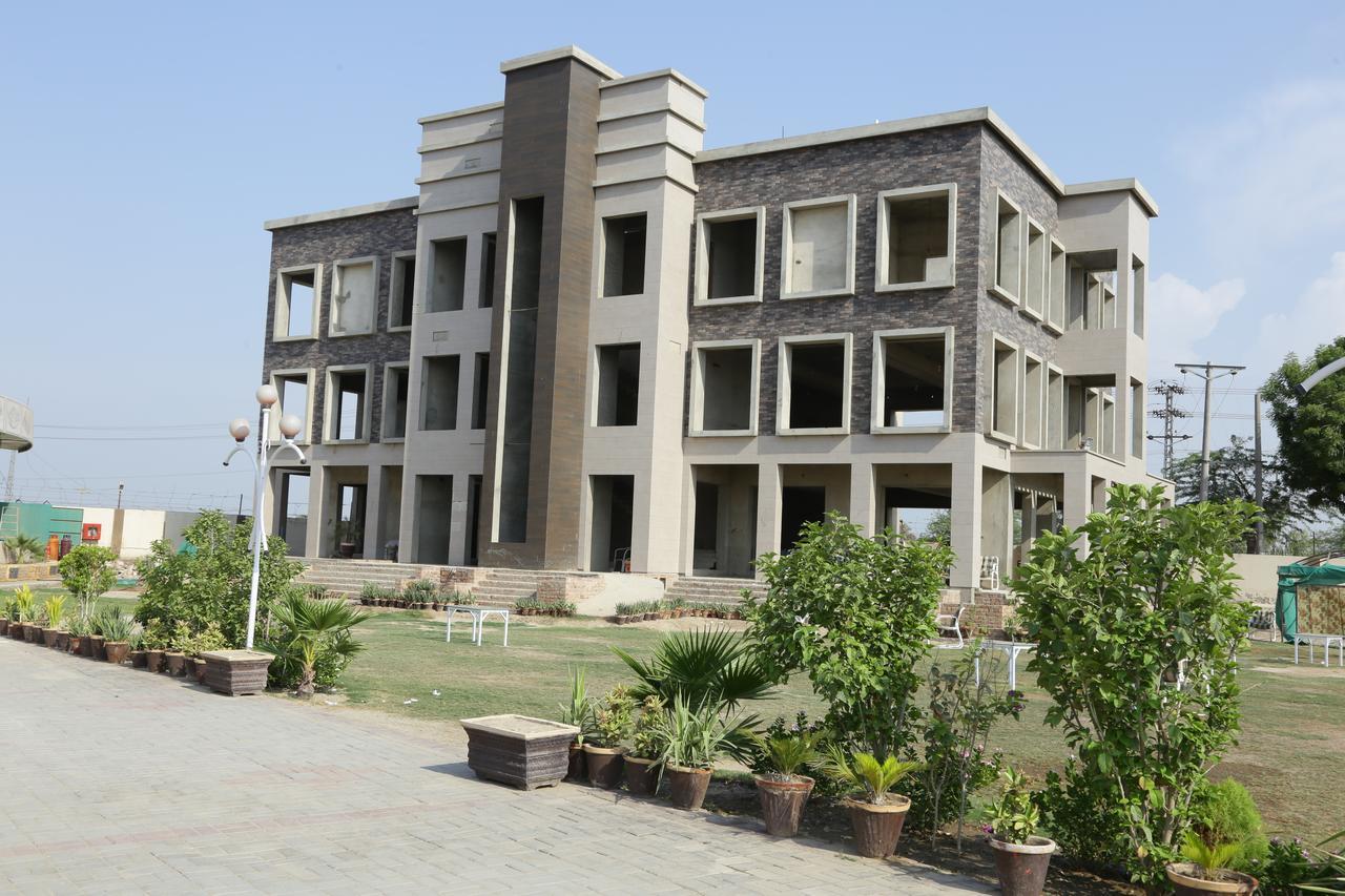 Midway Hotel & Restaurant Sadiqabad Exteriér fotografie