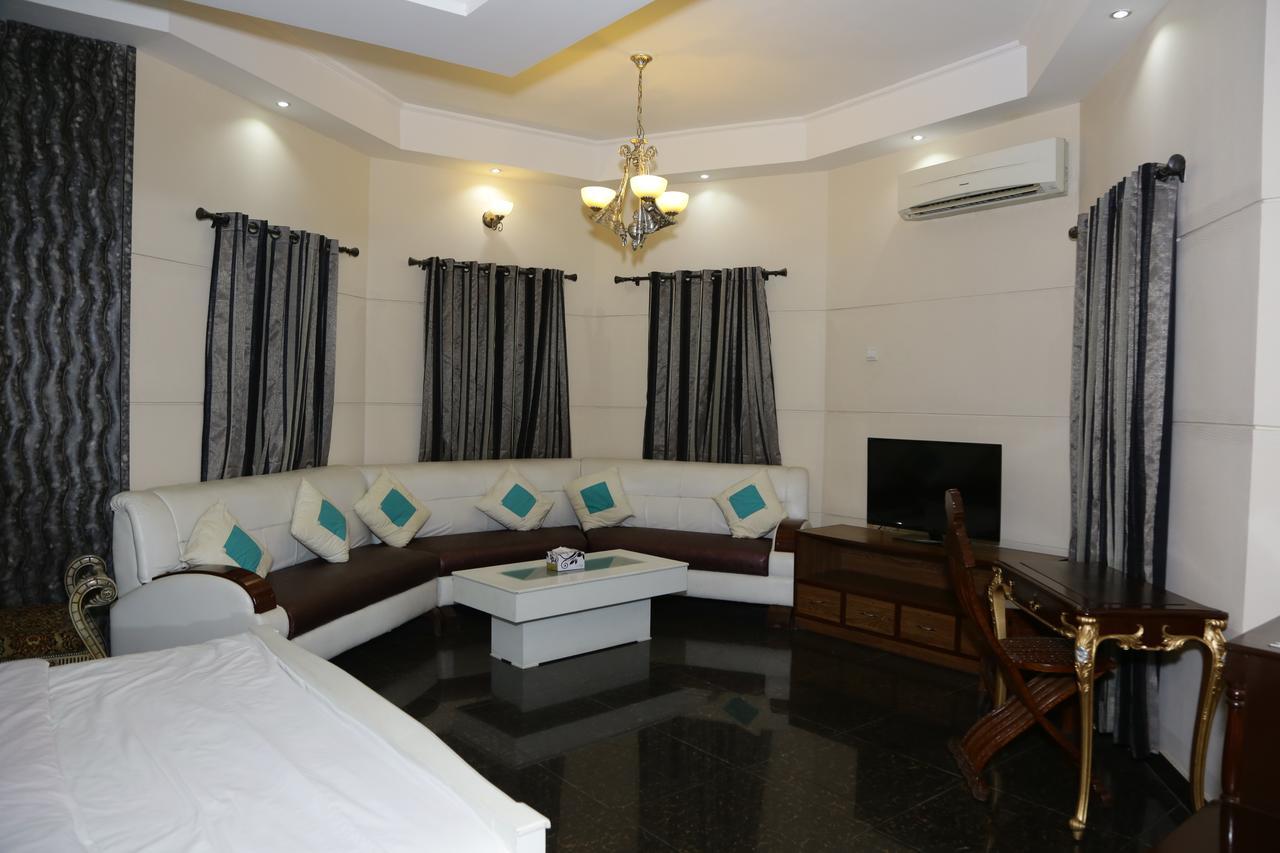 Midway Hotel & Restaurant Sadiqabad Exteriér fotografie