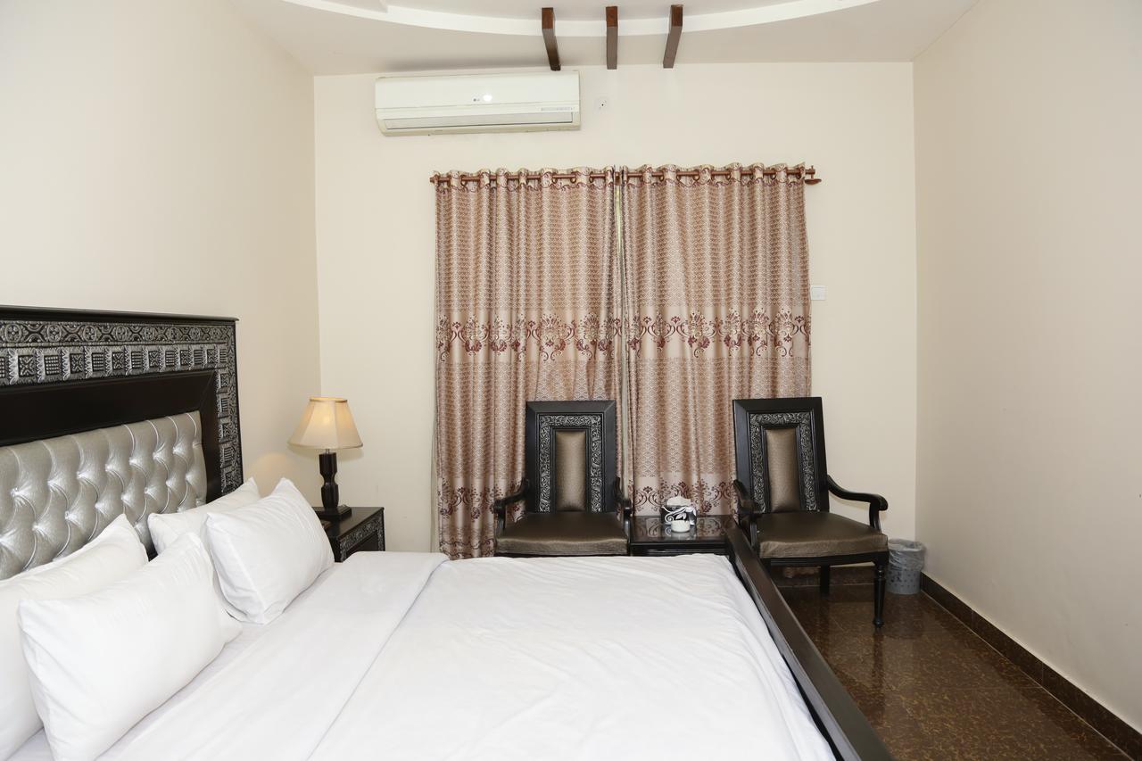 Midway Hotel & Restaurant Sadiqabad Exteriér fotografie