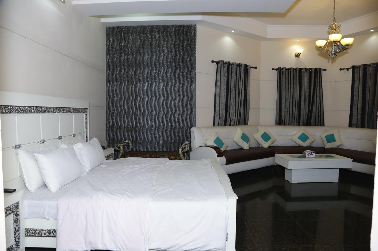 Midway Hotel & Restaurant Sadiqabad Exteriér fotografie