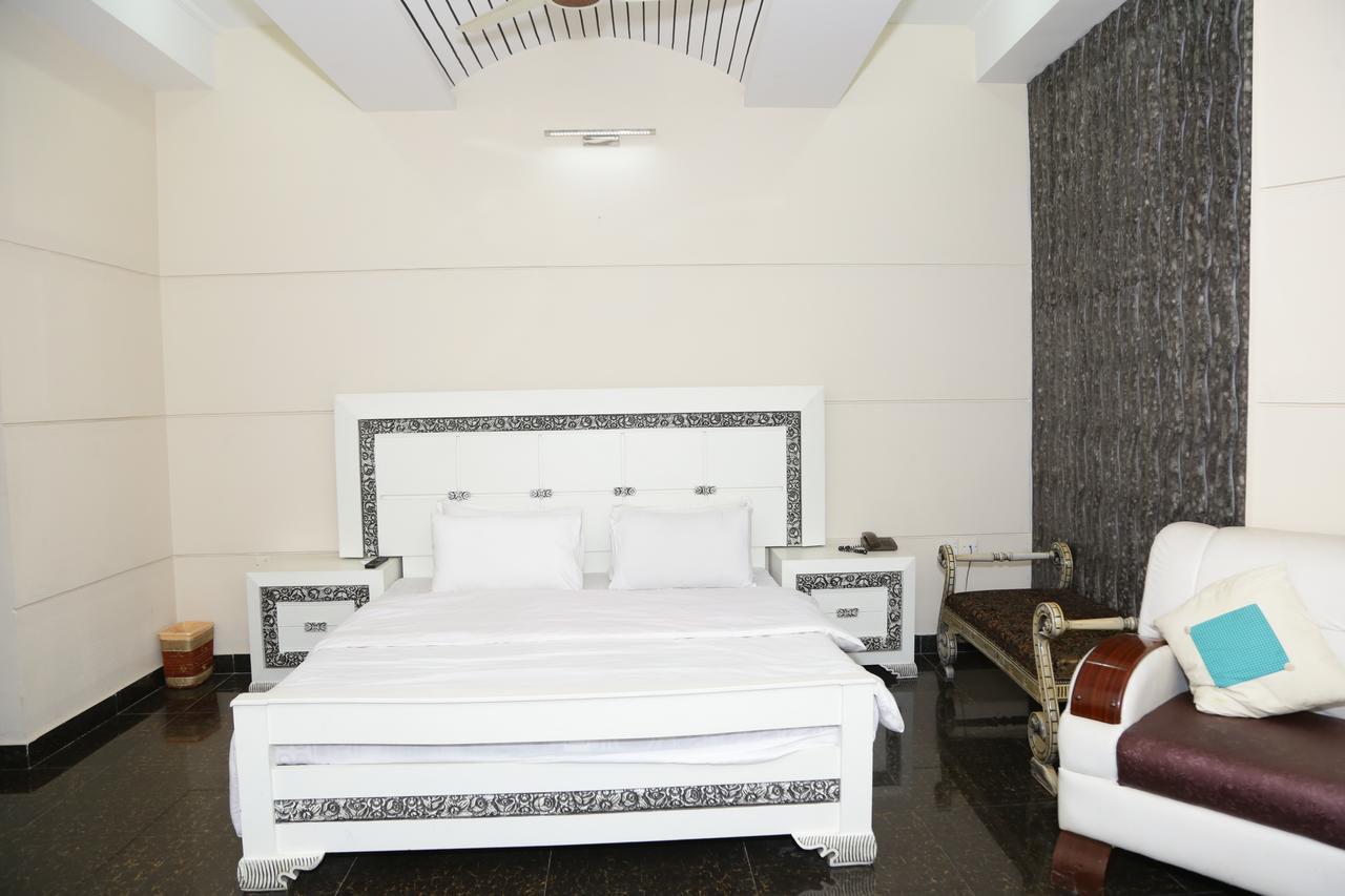 Midway Hotel & Restaurant Sadiqabad Exteriér fotografie